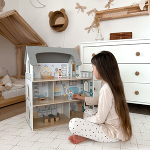 Balta koka leļļu māja ar terasi un piederumiem