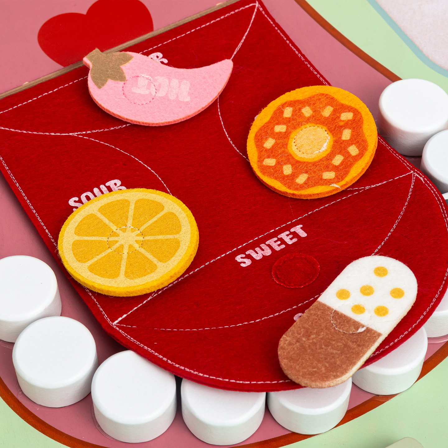 Koka Montessori mācību tāfele Mazais zobārsts - zobu birste, zobu pasta, izņemami zobi, spogulis, ēdiens, mācību garšas