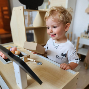 Koka dārzeņu tirgus - liels XXL stends, veikals ar spēļu kases aparātu