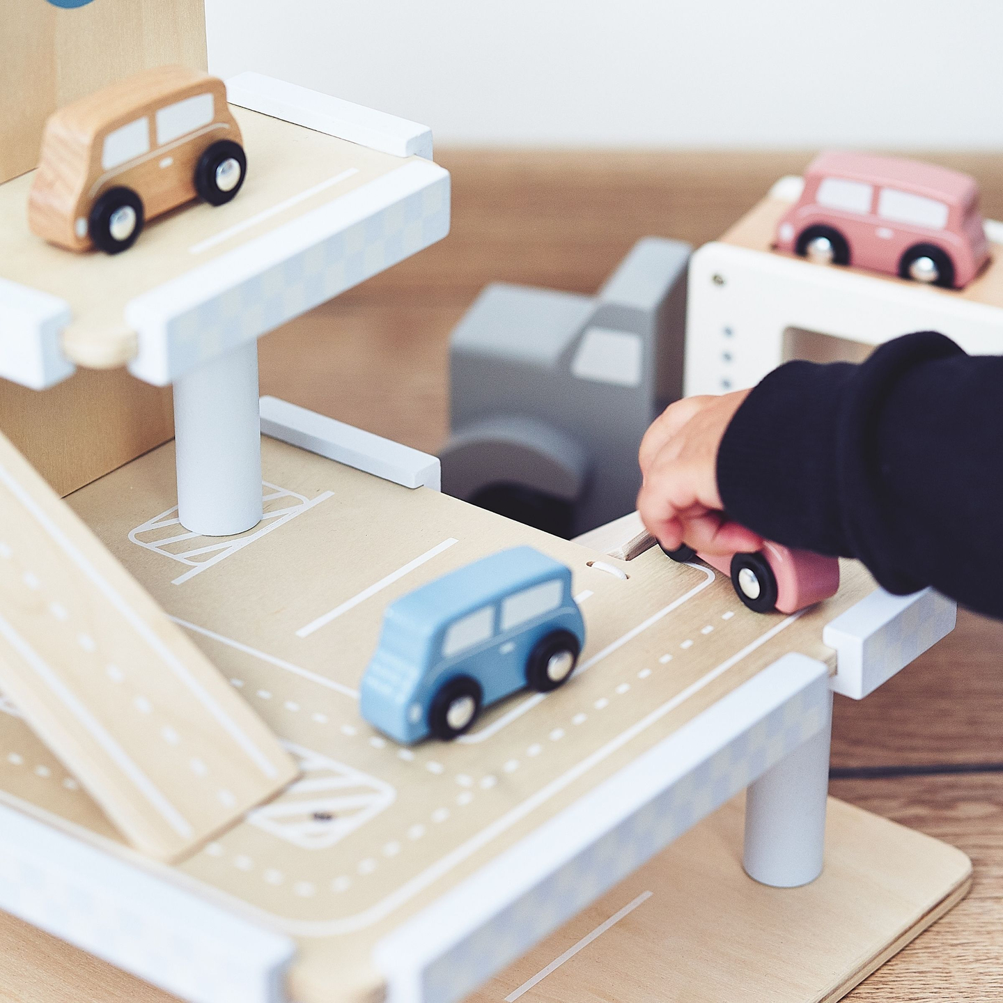 Koka trīsstāvu autostāvvieta ar liftu - garāža ar automašīnām un helikopteru