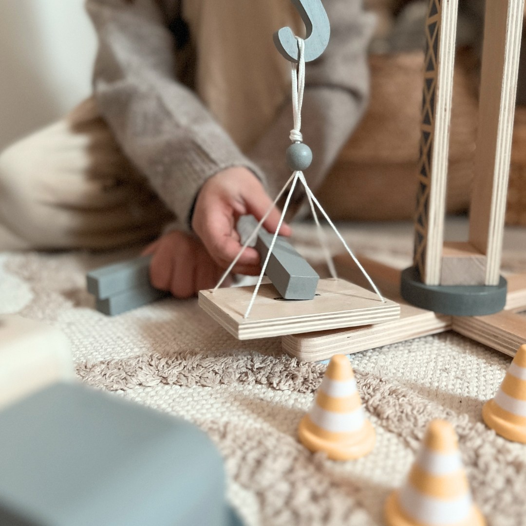 Koka būvlaukums ar lielu mobilo celtni un transportlīdzekļiem, torņa celtnis