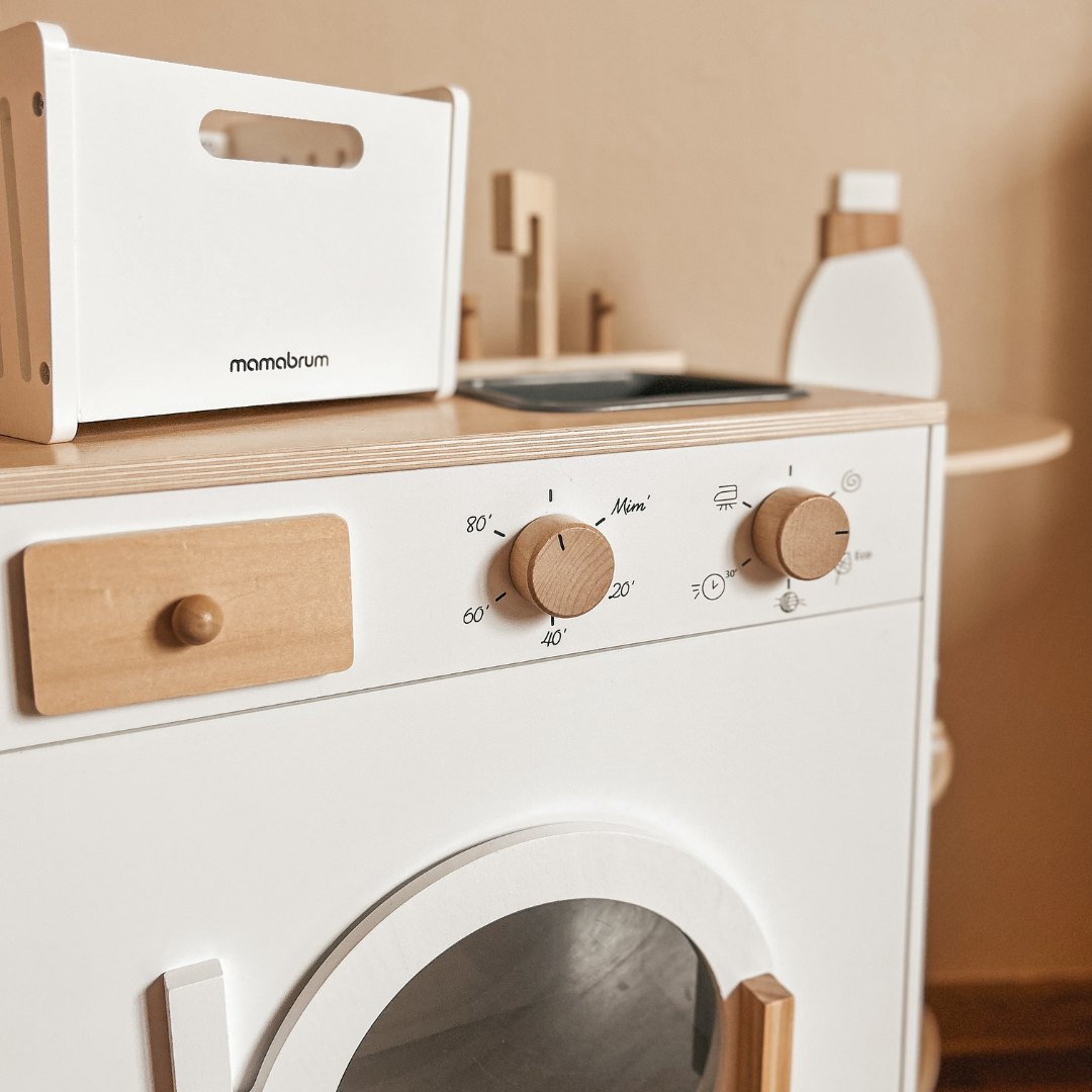 Koka veļas mašīna ar gludekli, grozu un veļas mazgāšanas šķidrumu