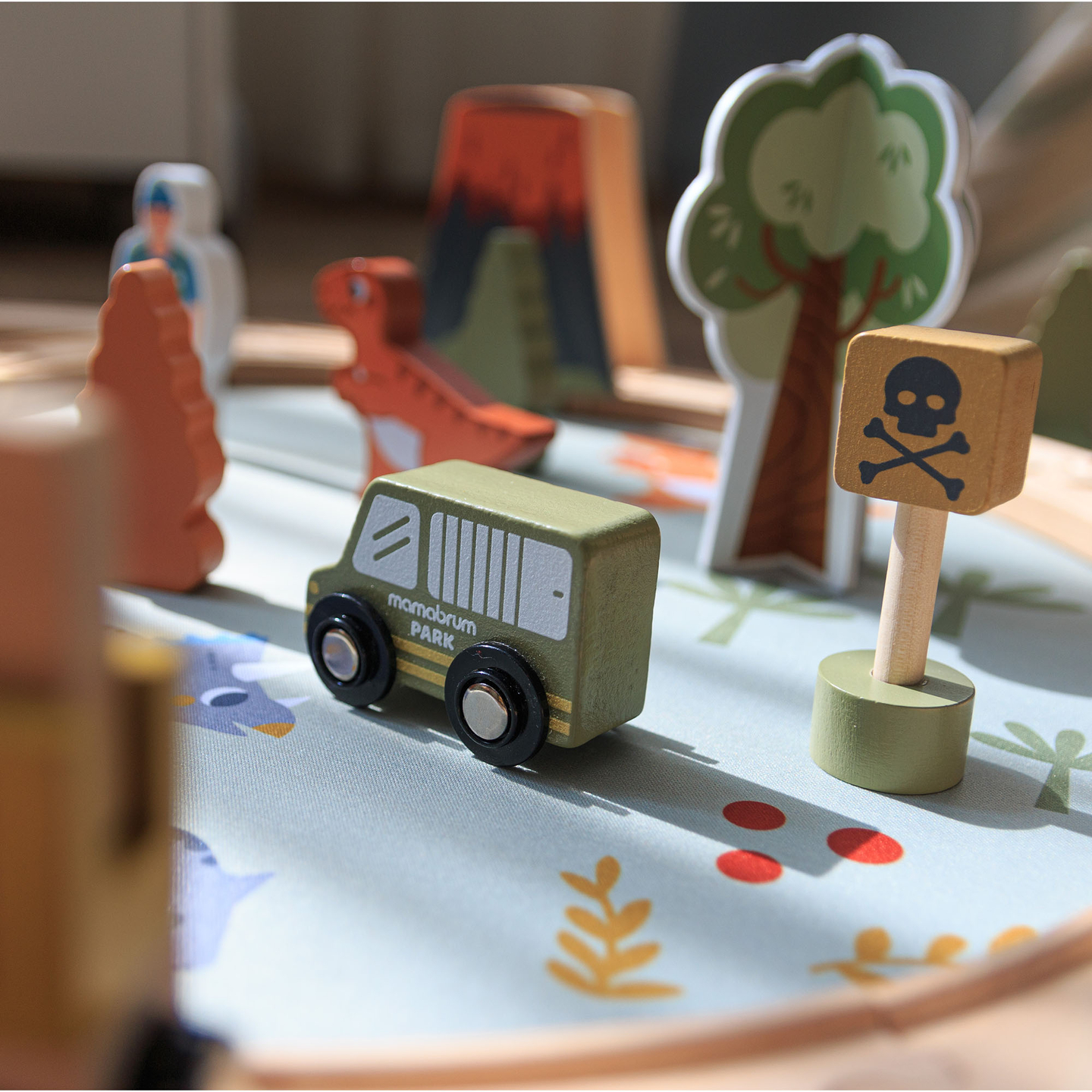 Dino Park koka vilcieniņš ar neslīdošu paklāju - dinozauri, vilcieniņš, sliedes, vulkāns, zvaniņš