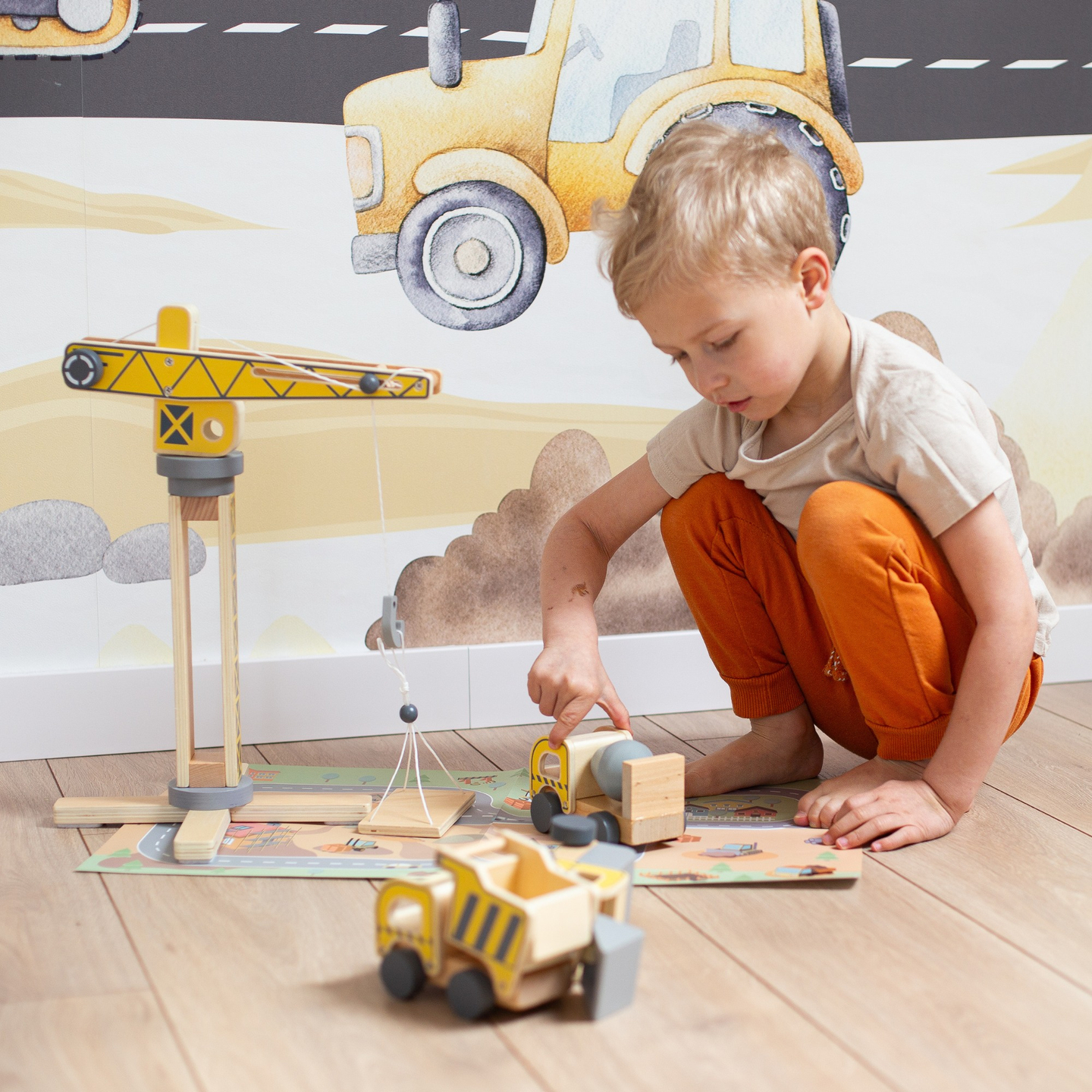 Koka būvlaukums ar lielu mobilo celtni un transportlīdzekļiem, torņa celtnis