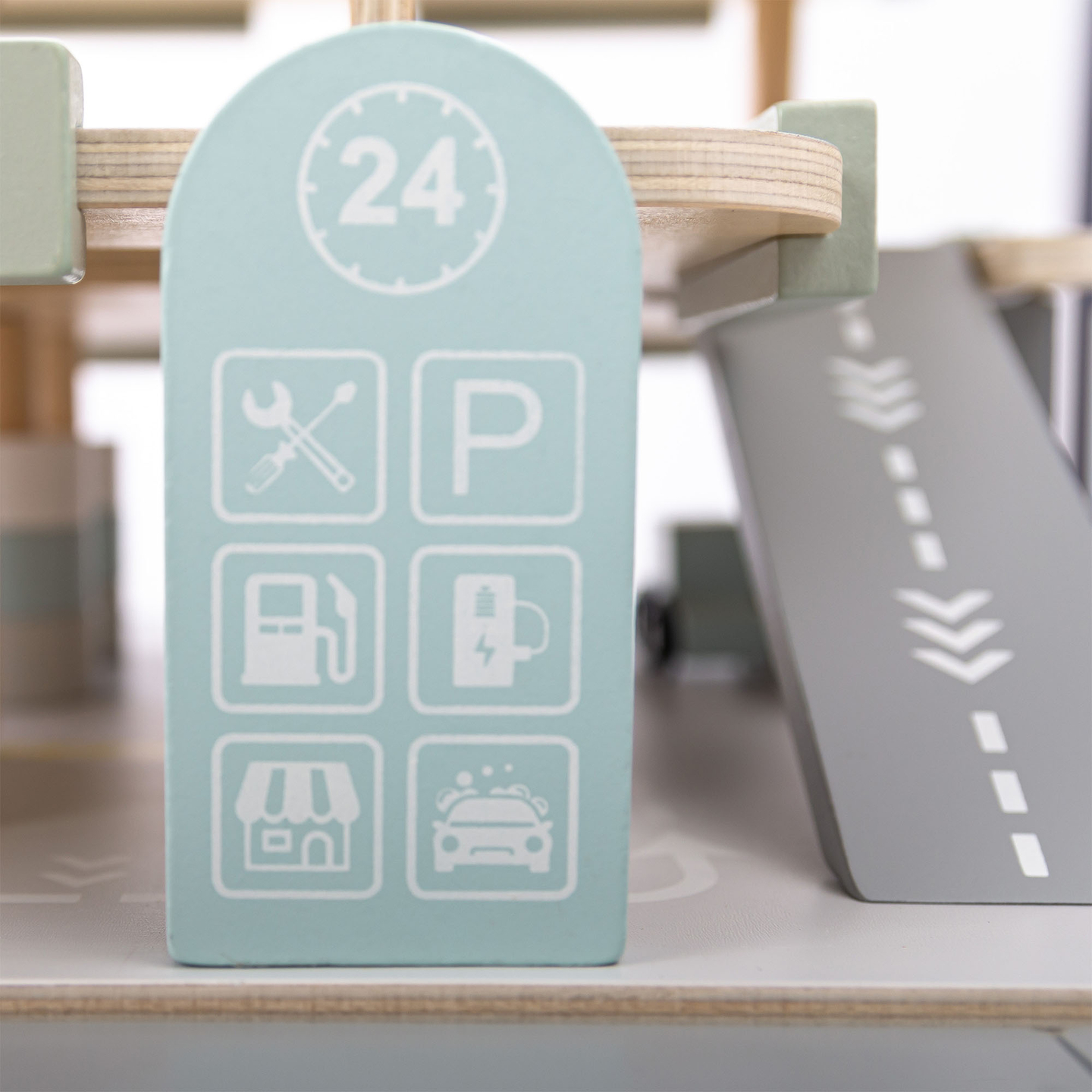 Koka trīsstāvu garāža bērniem ar aksesuāriem – autostāvvieta, degvielas uzpildes stacija, automazgātava, helikopters