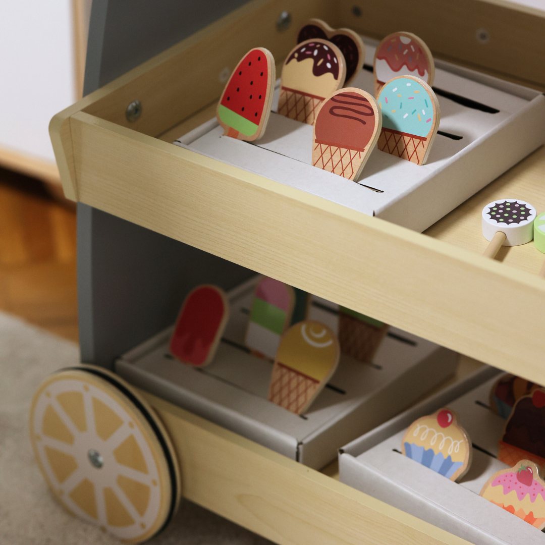 Koka saldējuma salons uz riteņiem - saldējuma ratiņi