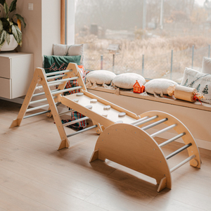 Koka iekštelpu rotaļu laukums bērniem - kāpšanas siena, slidkalniņš, kāpšanas arka/šūpoles un Piklera trīsstūris