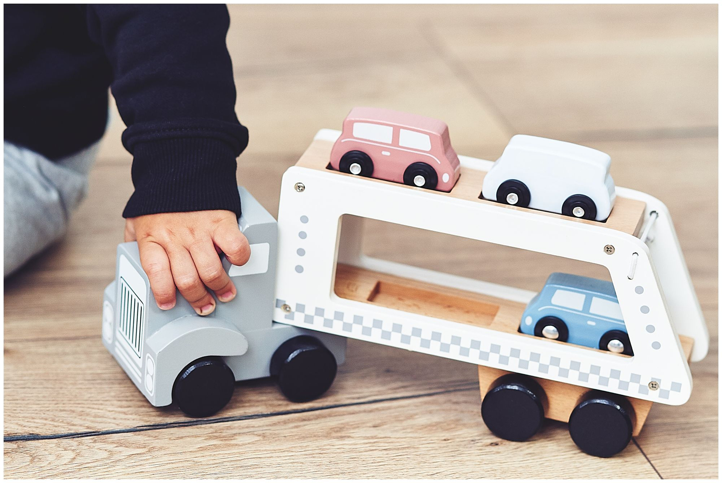 Koka kravas automašīna-piekabe ar 4 automašīnām