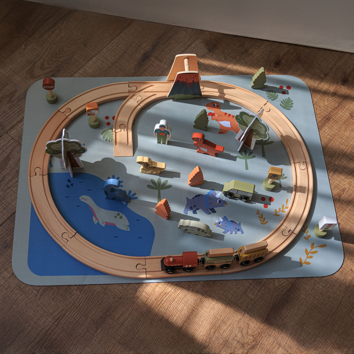 Dino Park koka vilcieniņš ar neslīdošu paklāju - dinozauri, vilcieniņš, sliedes, vulkāns, zvaniņš