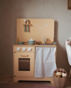 Koka virtuve ar priekšautu, aksesuāriem un LED apgaismojumu