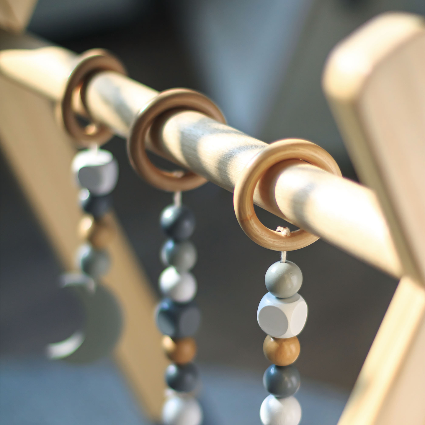 Baby Gym koka mācību stends - pelēka krāsa