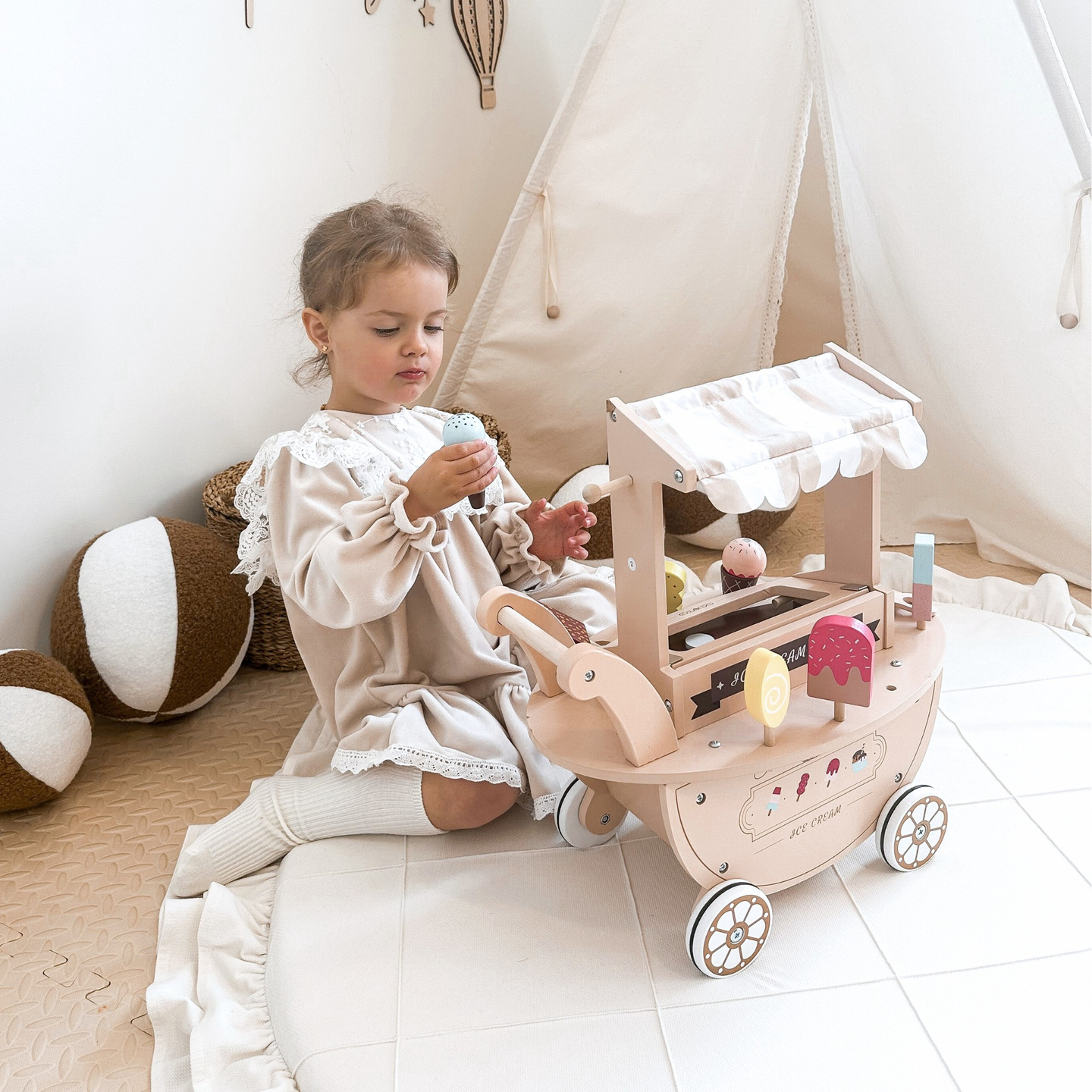 Koka saldējuma salons bērniem - ratiņi uz riteņiem ar piederumiem