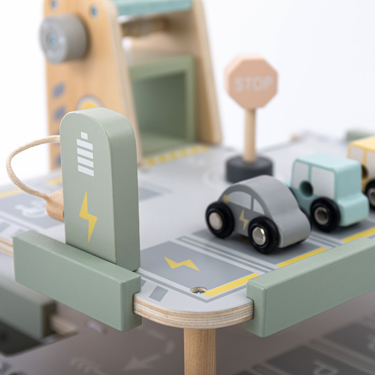 Koka trīsstāvu garāža bērniem ar aksesuāriem – autostāvvieta, degvielas uzpildes stacija, automazgātava, helikopters