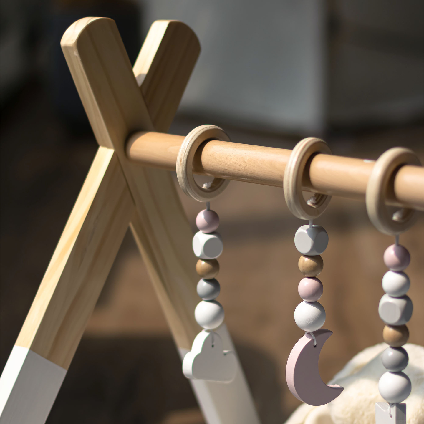 Baby Gym koka izglītojošs stends - balta krāsa