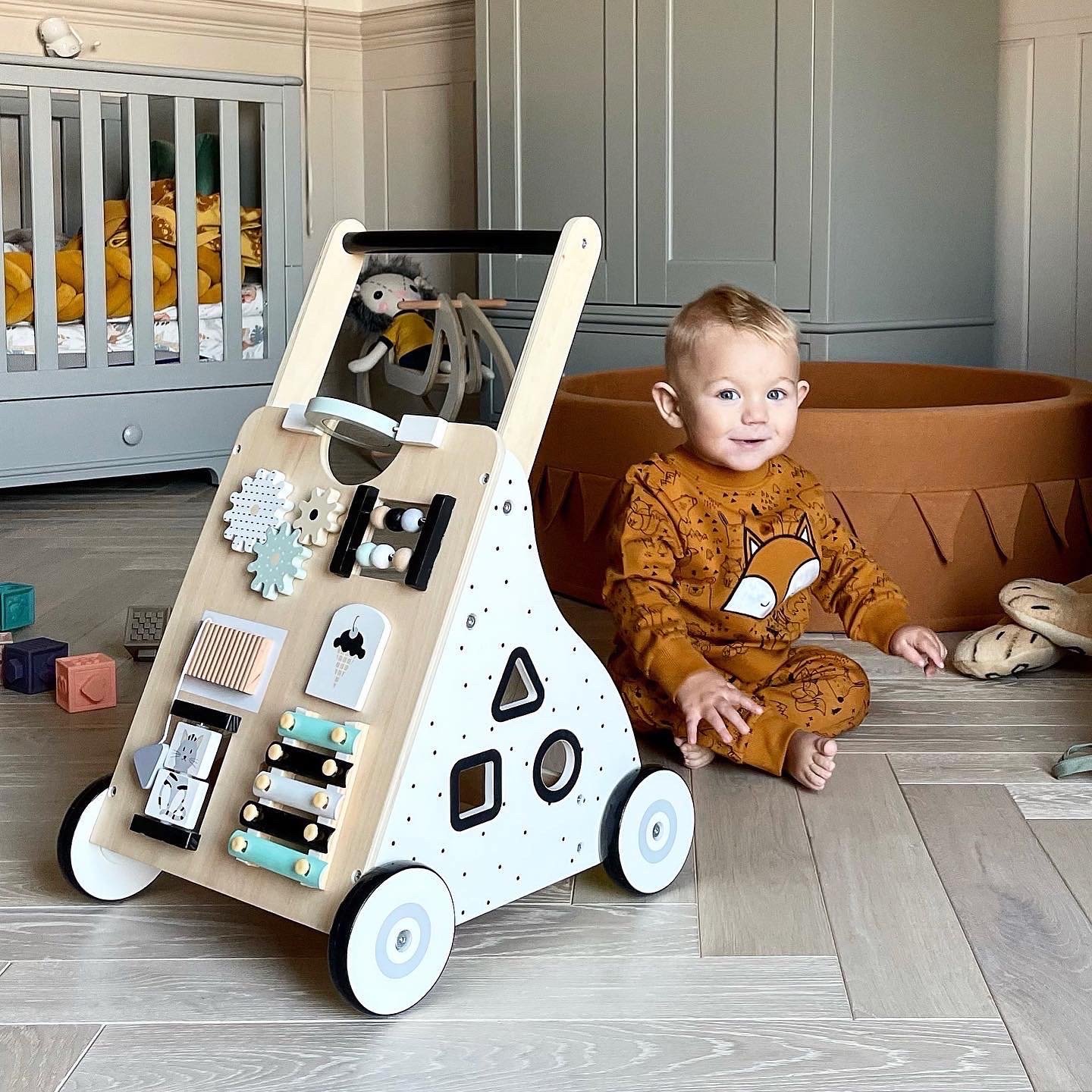 Koka, izglītojošs bērnu staigulītis / bērnu ratiņi - manipulatīvais dēlis