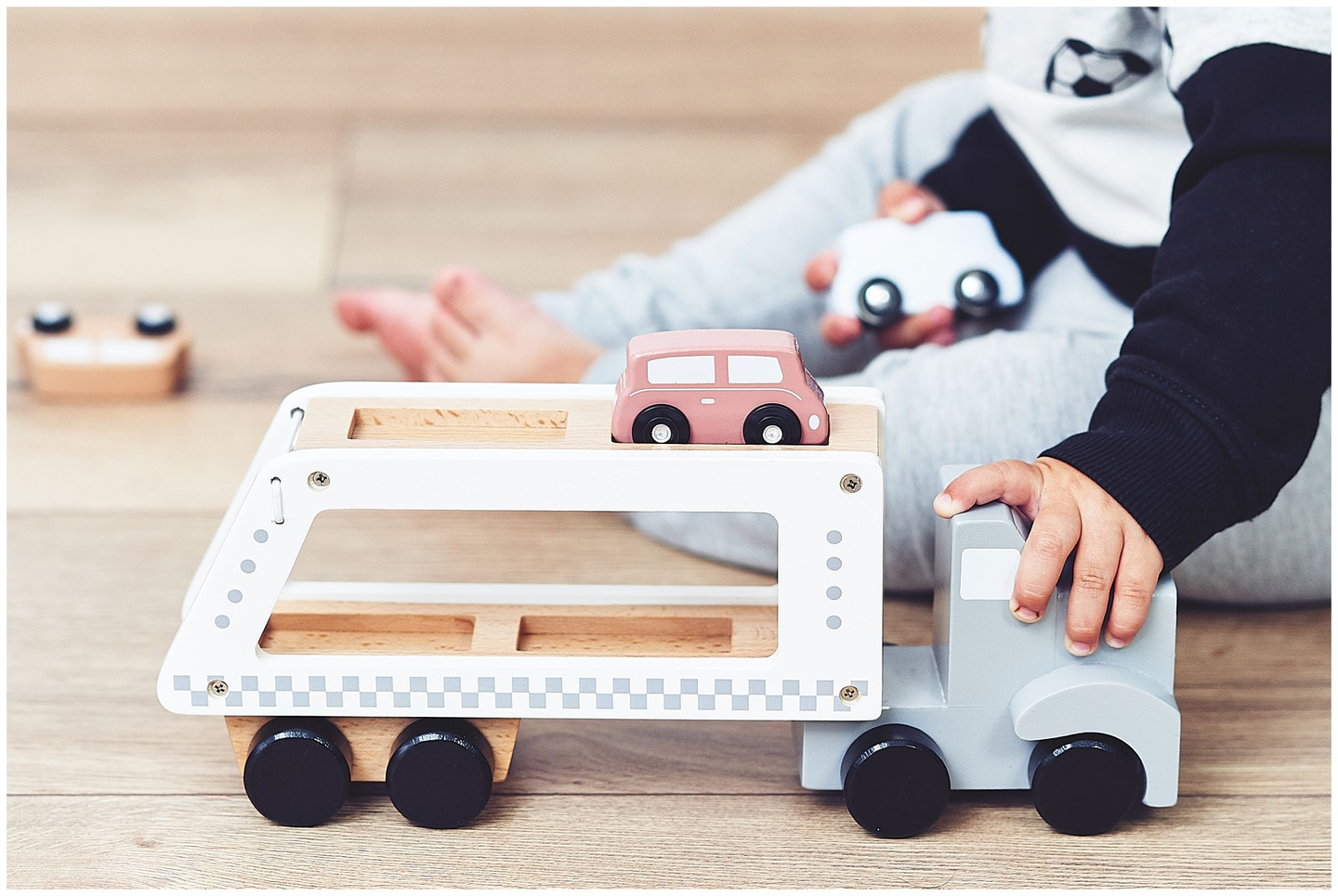 Koka kravas automašīna-piekabe ar 4 automašīnām