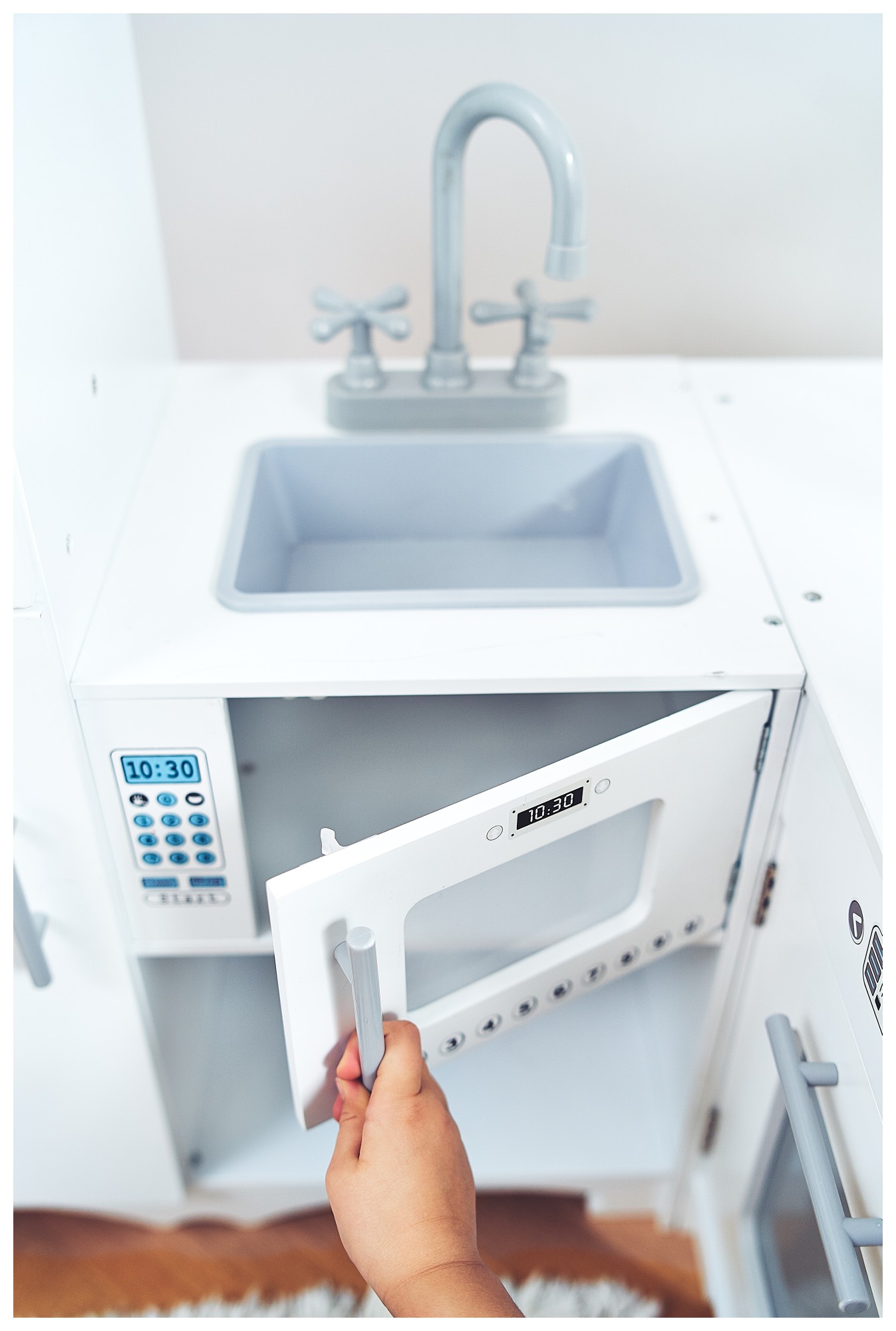 Stūra koka XXXL virtuve ar ledusskapi, cepeškrāsni, veļas mašīnu, priekšautu un piederumiem