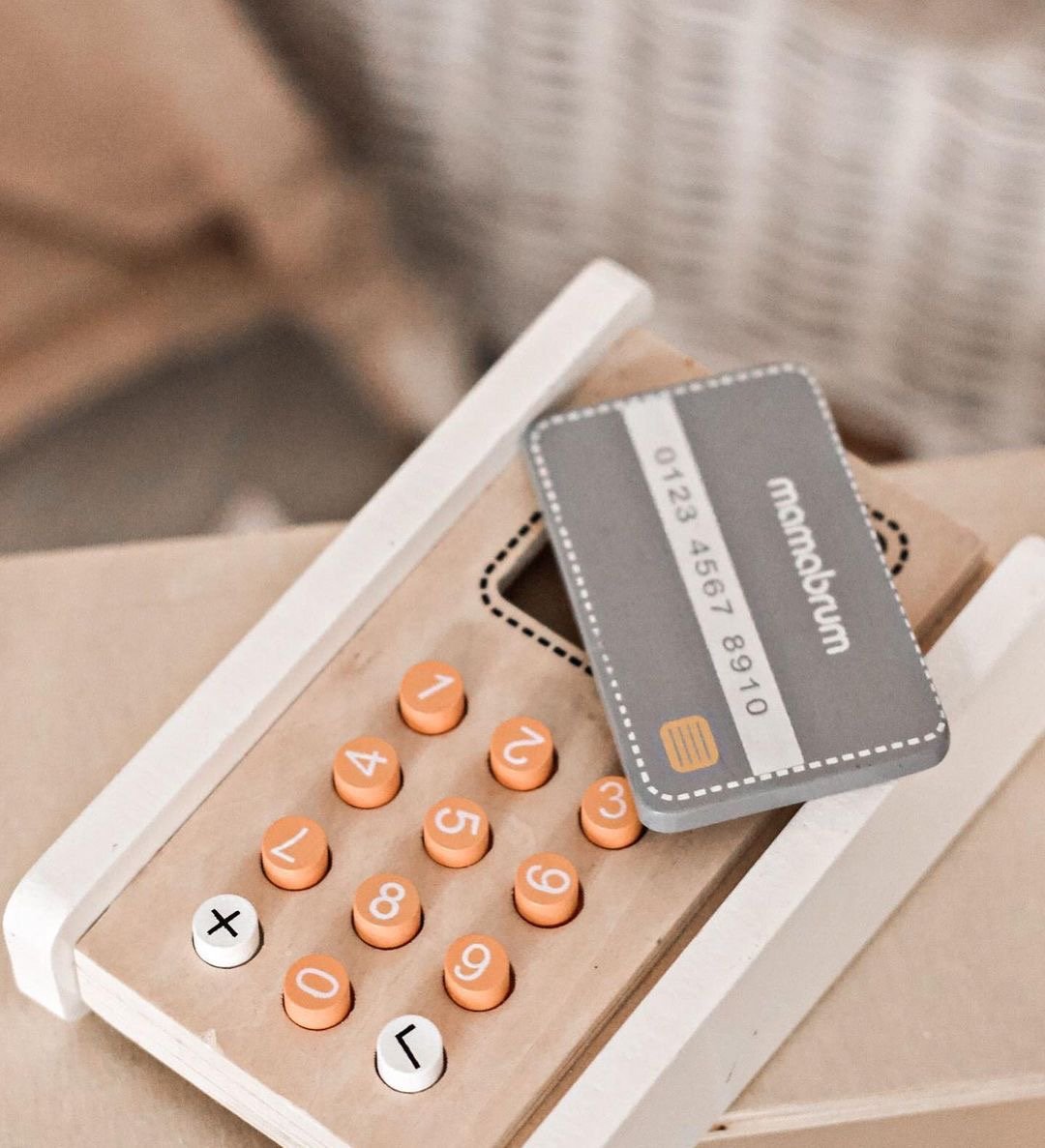 Mini tirdziņš - veikals ar svariem, terminālu, maksājumu karti un augļiem