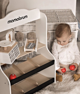 Mini tirdziņš - veikals ar svariem, terminālu, maksājumu karti un augļiem