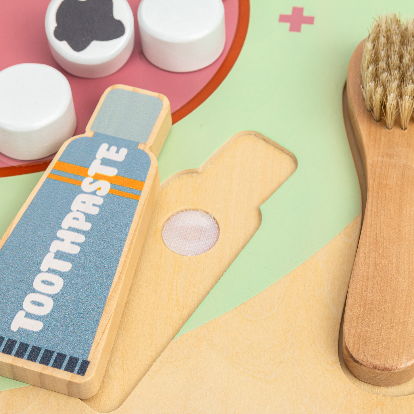 Koka Montessori mācību tāfele Mazais zobārsts - zobu birste, zobu pasta, izņemami zobi, spogulis, ēdiens, mācību garšas