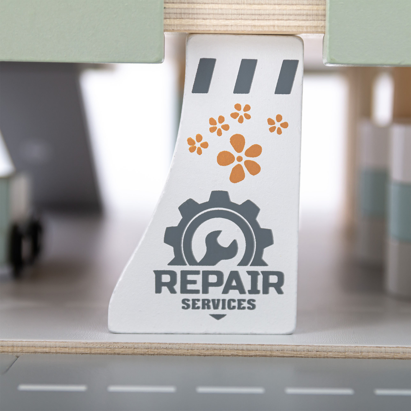 Koka trīsstāvu garāža bērniem ar aksesuāriem – autostāvvieta, degvielas uzpildes stacija, automazgātava, helikopters