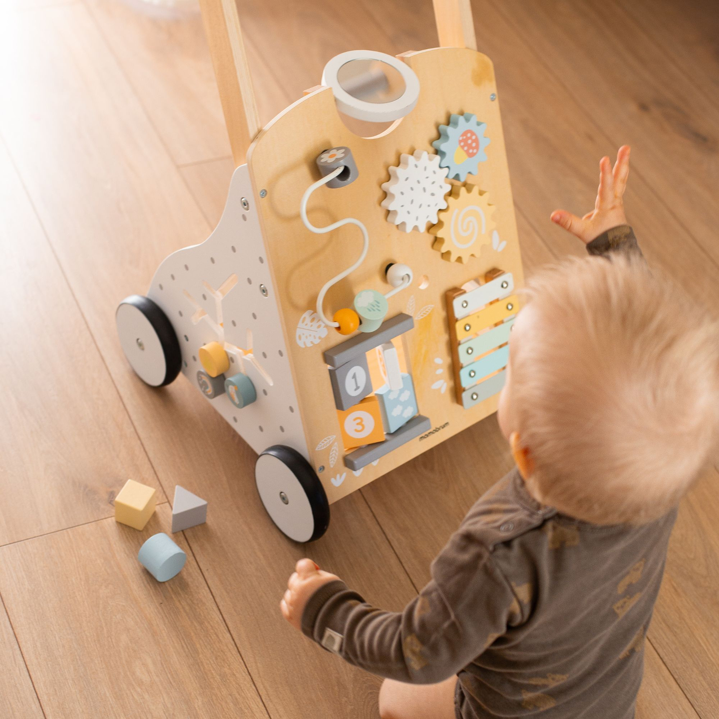 Izglītojoša koka staigule 8in1 / bērnu stūmējs - manipulatīvā tāfele