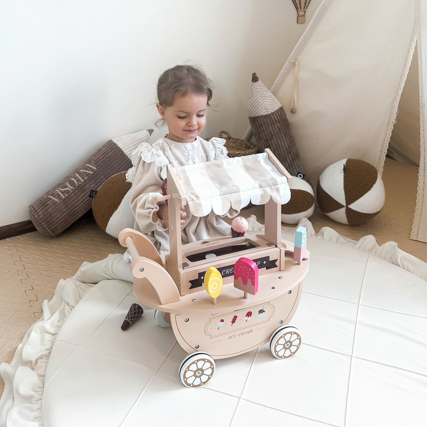 Koka saldējuma salons bērniem - ratiņi uz riteņiem ar piederumiem