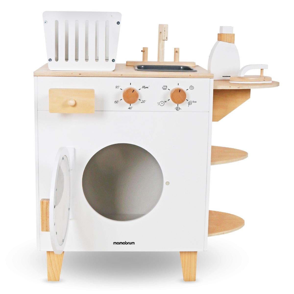 Koka veļas mašīna ar gludekli, grozu un veļas mazgāšanas šķidrumu