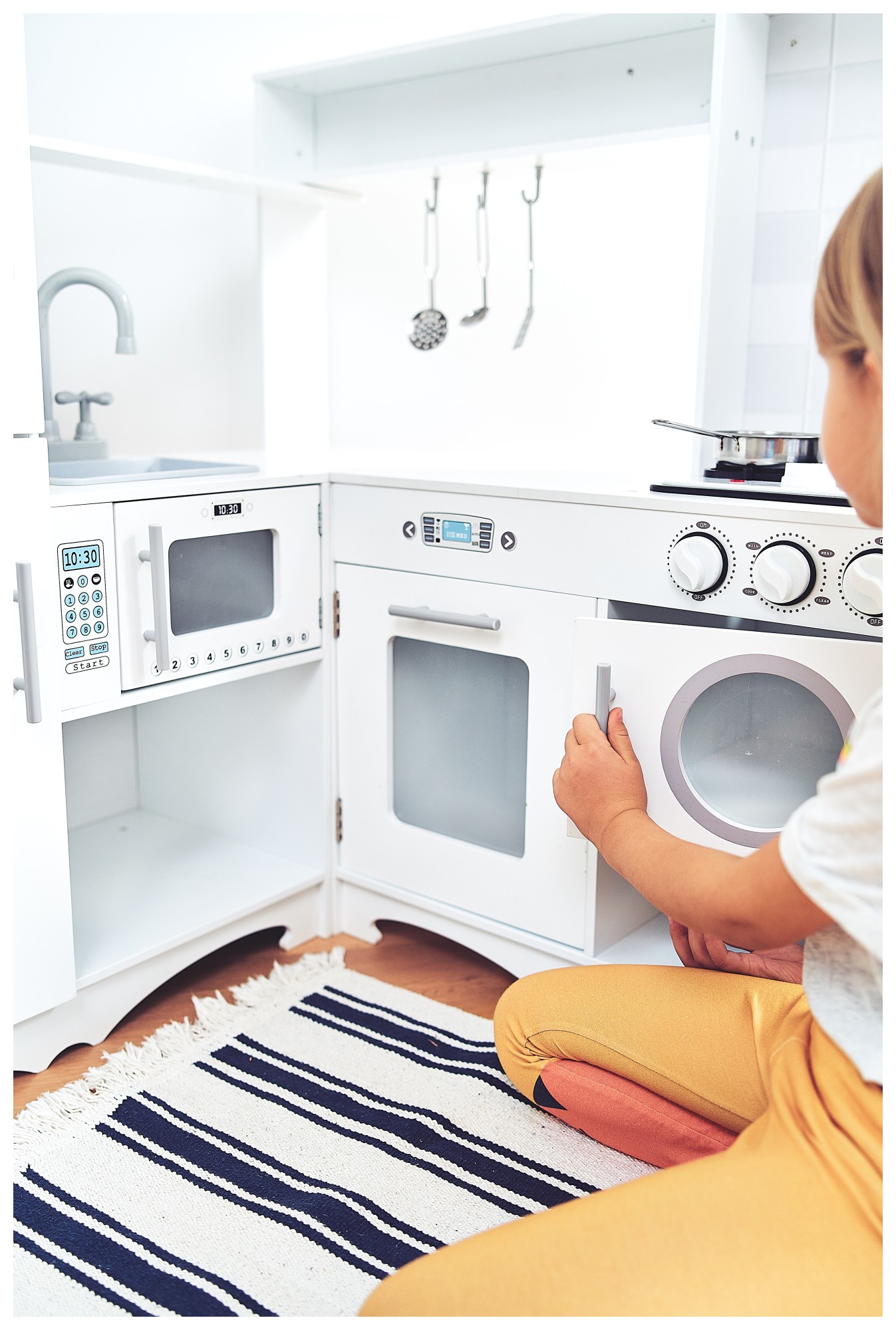 Stūra koka XXXL virtuve ar ledusskapi, cepeškrāsni, veļas mašīnu, priekšautu un piederumiem