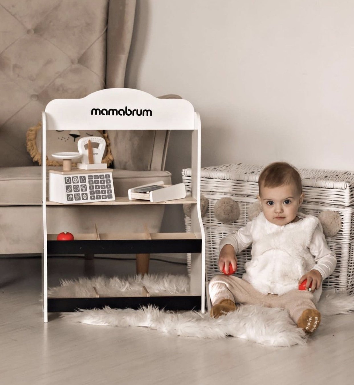 Mini tirdziņš - veikals ar svariem, terminālu, maksājumu karti un augļiem