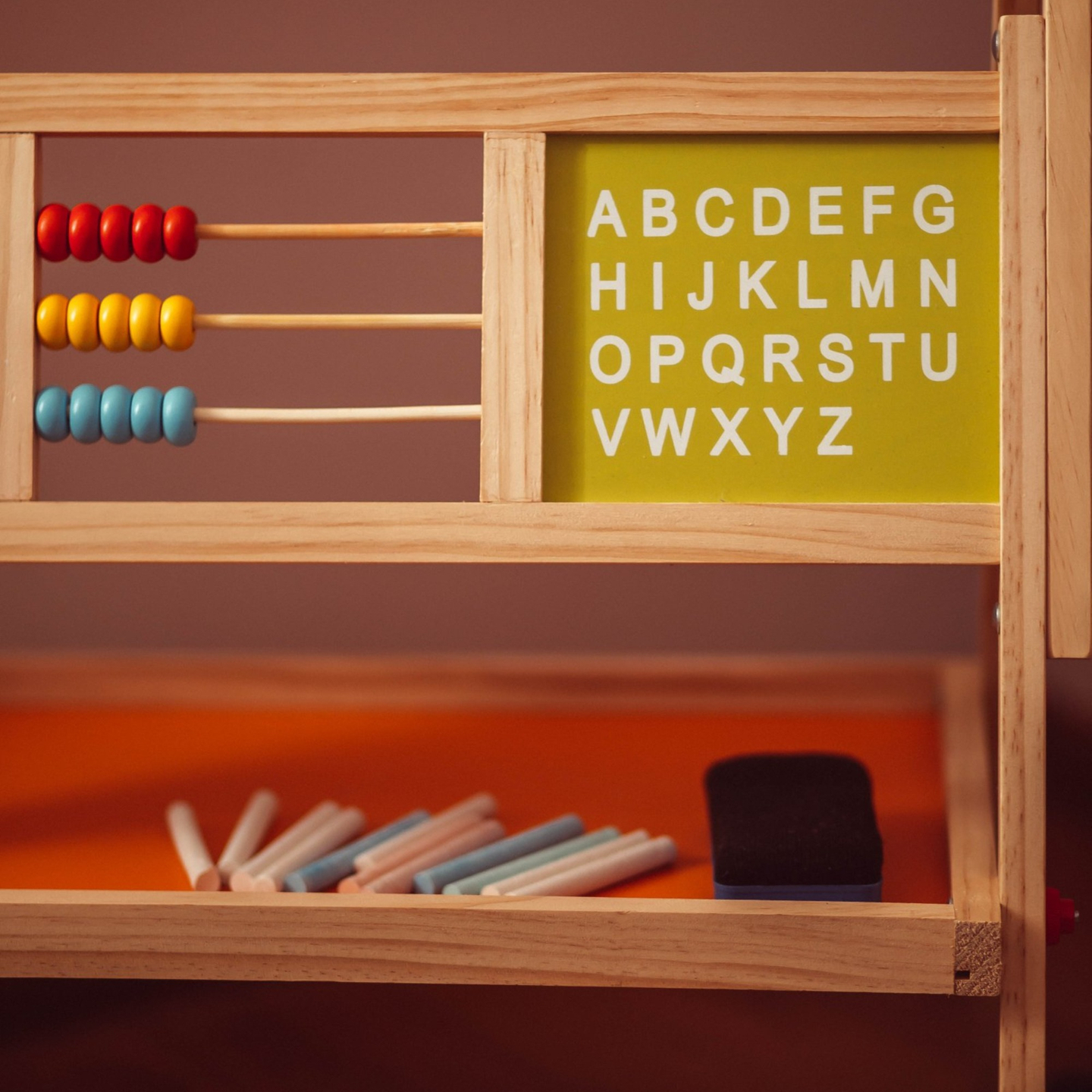 Liela izglītojoša divpusēja tāfele: magnētiskā un krīta tāfele - sausā izdzēšamā tāfele, koka