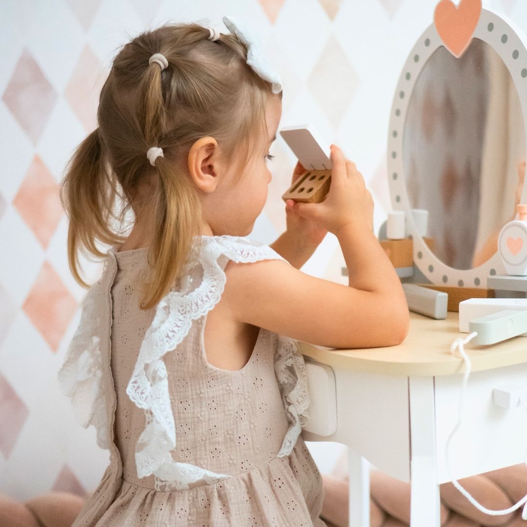 Koka tualetes galdiņš ar tabureti un piederumiem