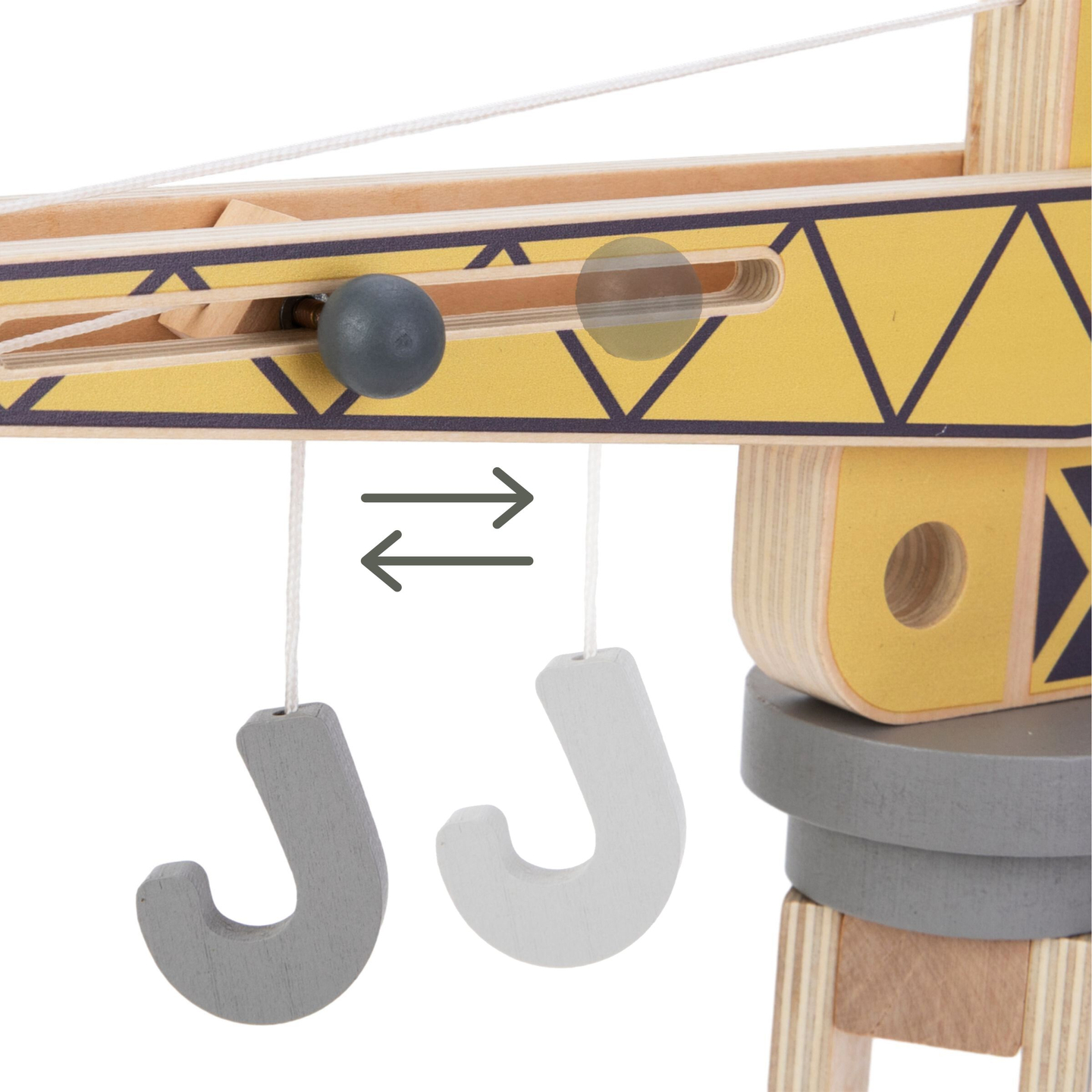 Koka būvlaukums ar lielu mobilo celtni un transportlīdzekļiem, torņa celtnis