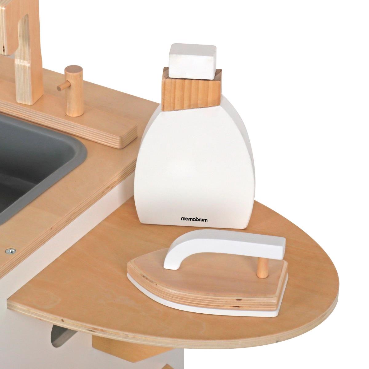 Koka veļas mašīna ar gludekli, grozu un veļas mazgāšanas šķidrumu