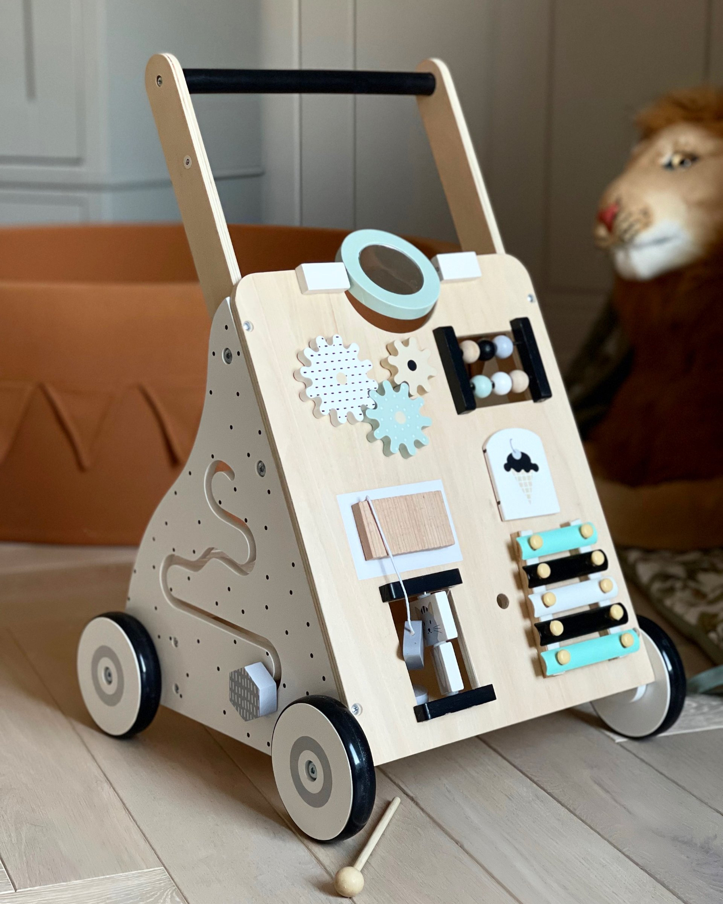 Koka, izglītojošs bērnu staigulītis / bērnu ratiņi - manipulatīvais dēlis