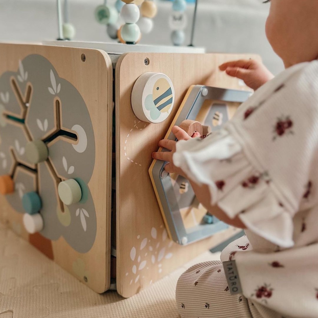 Liels koka aktivitāšu kubs ar cilpu - Montessori