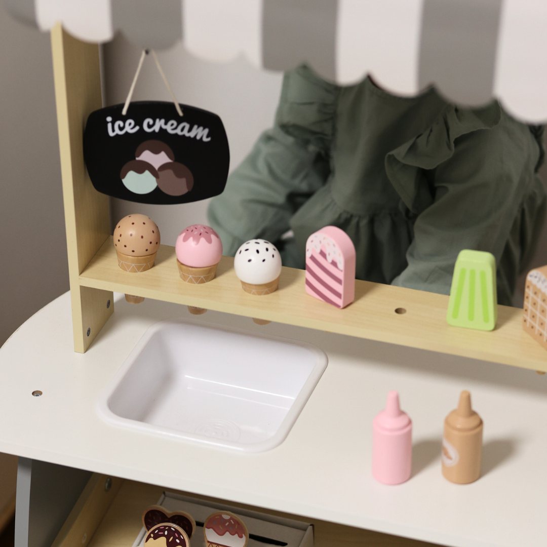 Koka saldējuma salons uz riteņiem - saldējuma ratiņi