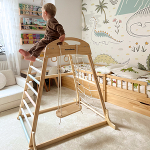 Koka iekštelpu rotaļu laukums ar šūpolēm, vingrošanas riņķiem un kāpšanas tīklu