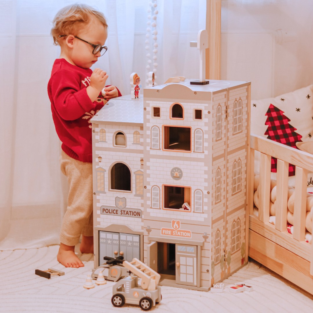 Liels saliekams ugunsdzēsēju depo ar policijas iecirkni - koka komplekts. Ugunsdzēsēju un policijas iecirknis ar piederumiem.