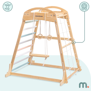 Koka iekštelpu rotaļu laukums ar šūpolēm, vingrošanas riņķiem un kāpšanas tīklu