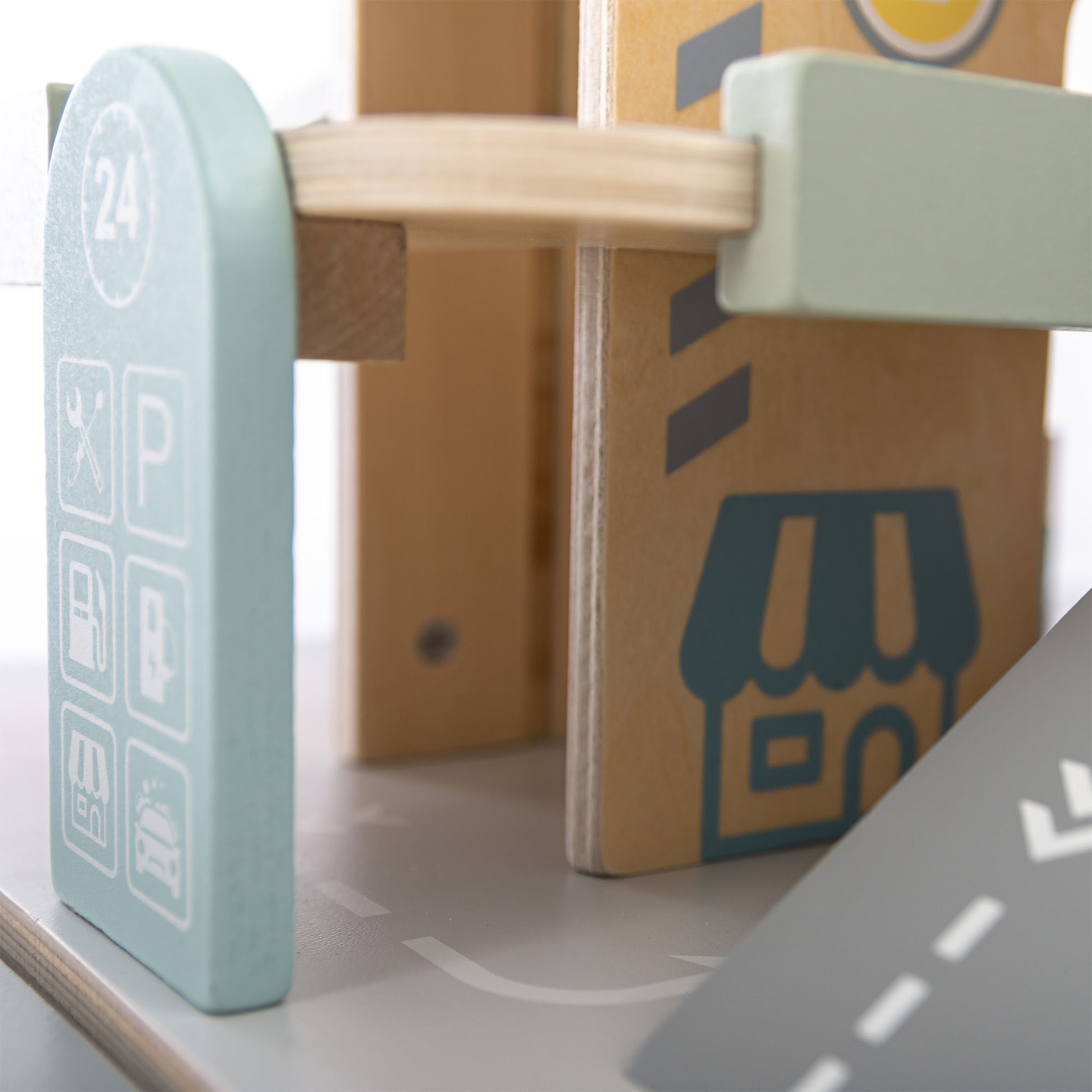 Koka trīsstāvu garāža bērniem ar aksesuāriem – autostāvvieta, degvielas uzpildes stacija, automazgātava, helikopters