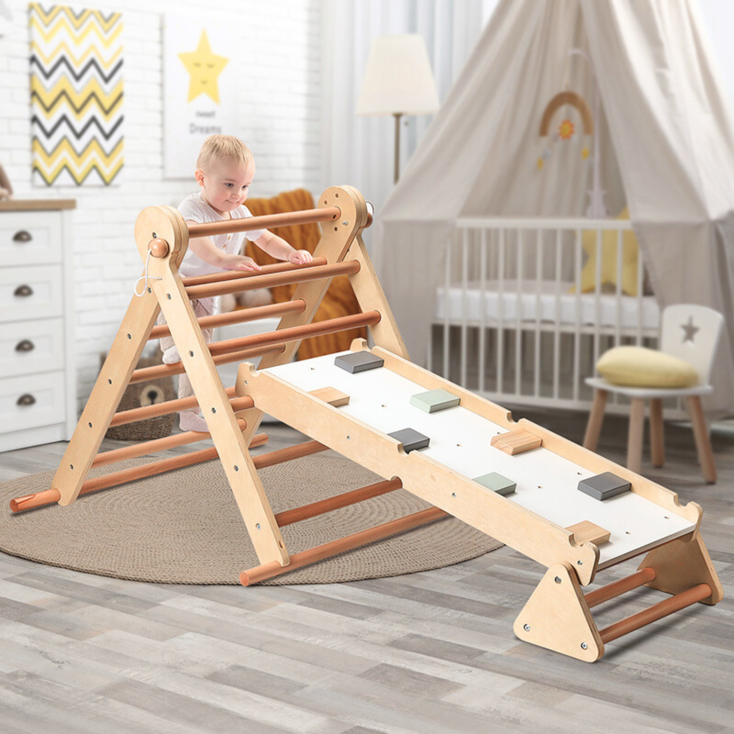 Koka, paštaisīts bērnu rotaļu laukums - kāpnes + kāpšanas siena + līdzsvara sija - Piklera trīsstūris