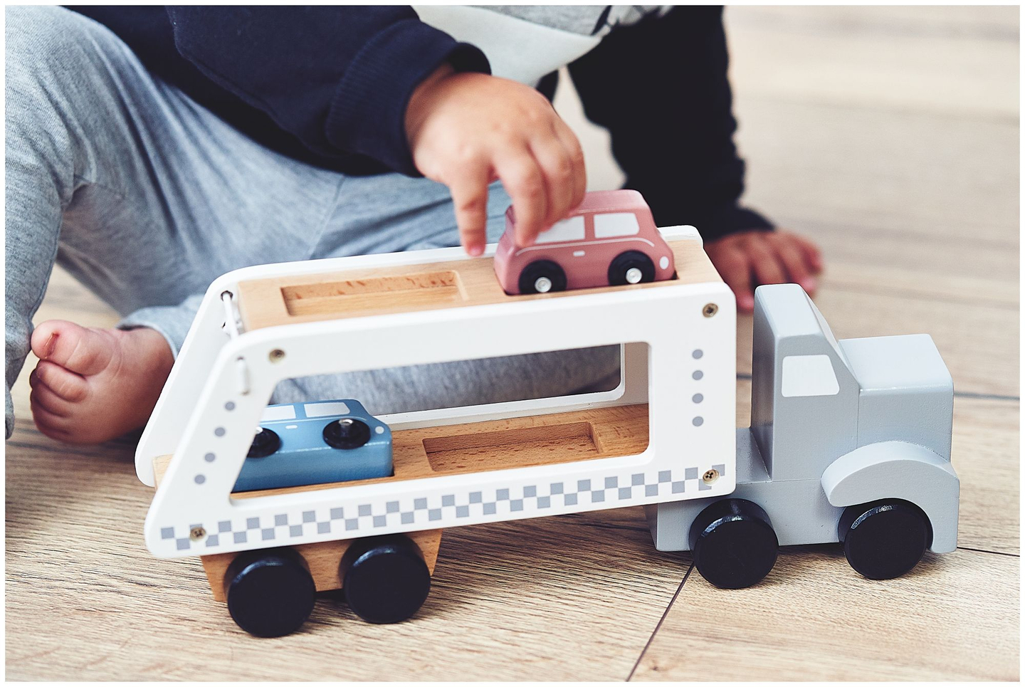 Koka kravas automašīna-piekabe ar 4 automašīnām