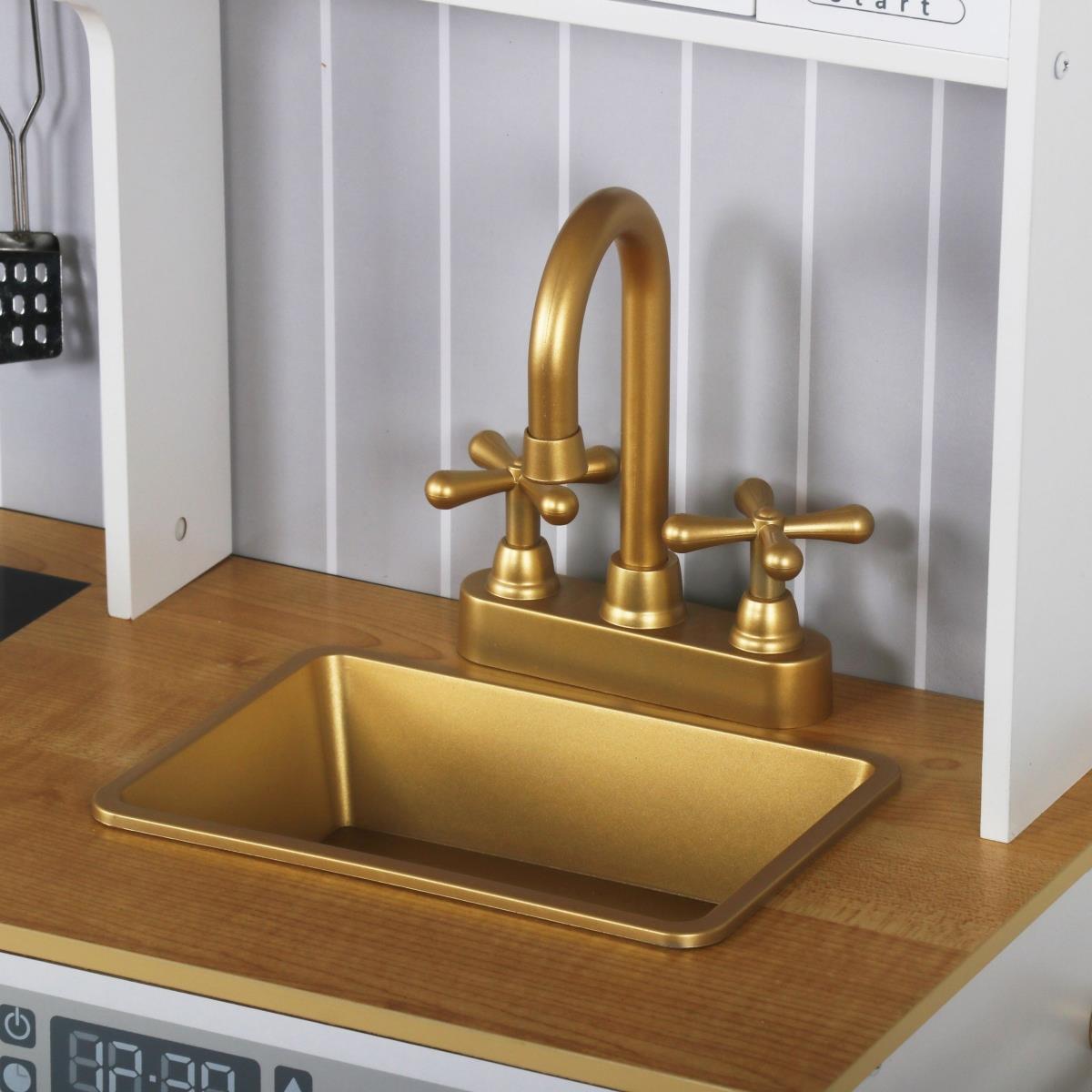 Koka balta virtuve ar piederumiem un priekšautu