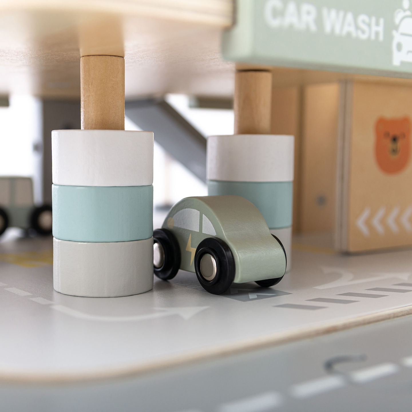 Koka trīsstāvu garāža bērniem ar aksesuāriem – autostāvvieta, degvielas uzpildes stacija, automazgātava, helikopters