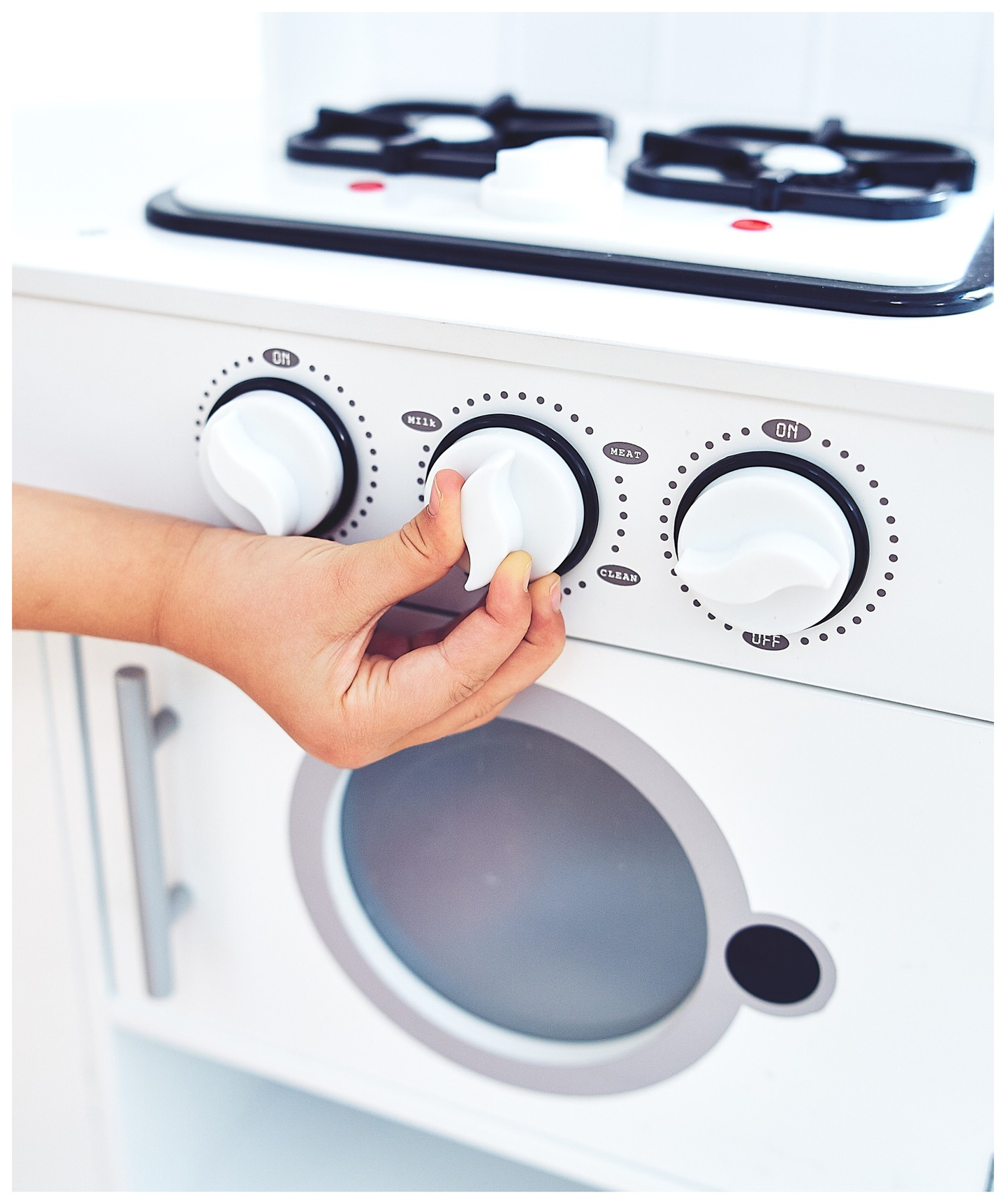 Stūra koka XXXL virtuve ar ledusskapi, cepeškrāsni, veļas mašīnu, priekšautu un piederumiem