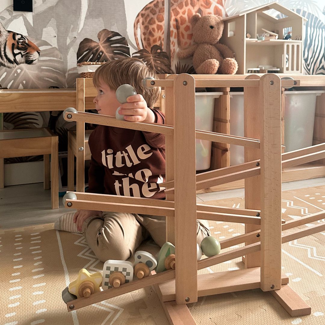 Liels koka kuldakmens - slidkalniņš ar rotējošiem elementiem