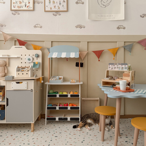 Dārzeņu veikals - koka stends ar kastēm, kases aparātu un terminālu 