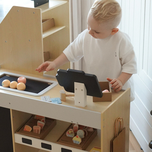 Koka dārzeņu tirgus - liels XXL stends, veikals ar spēļu kases aparātu