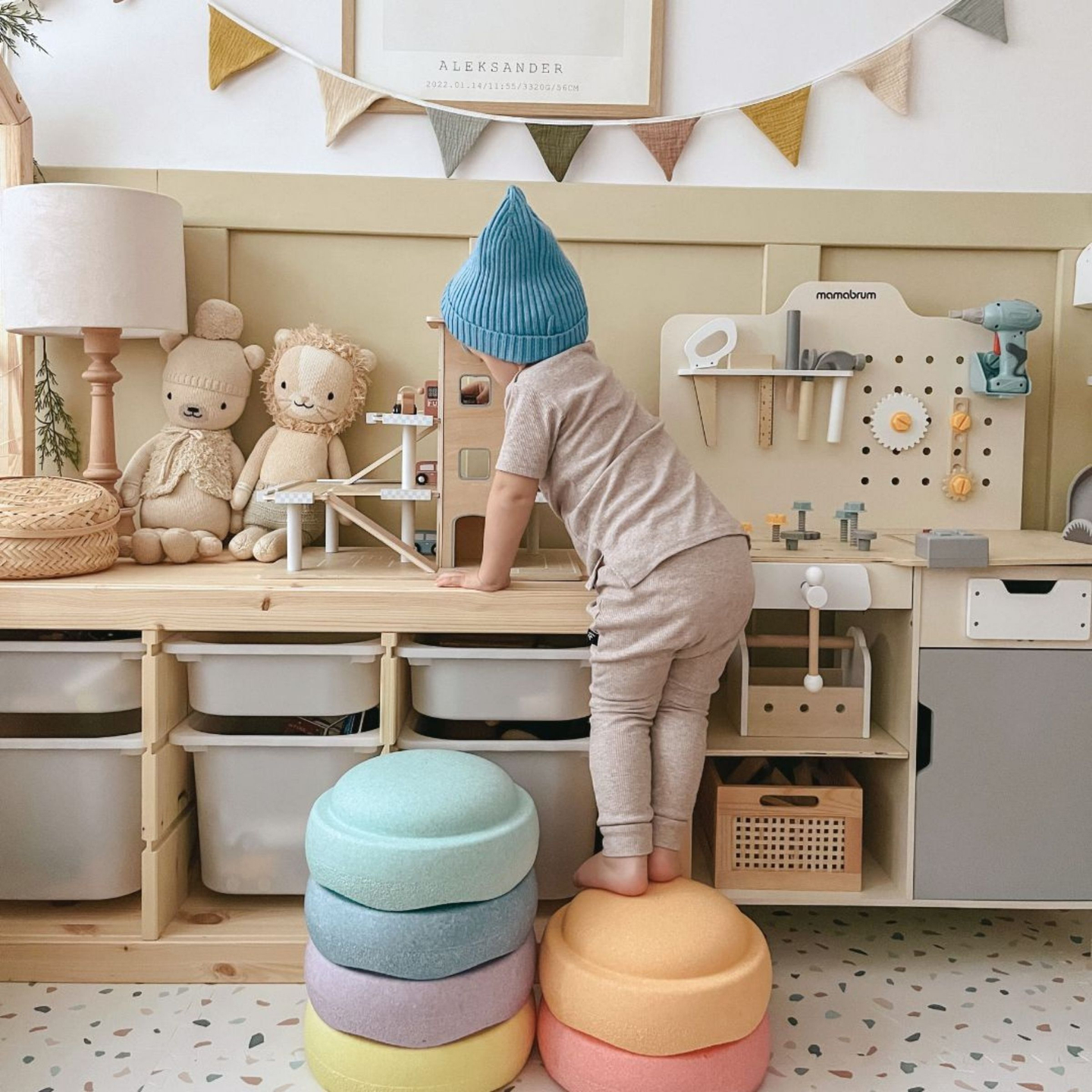 Koka trīsstāvu autostāvvieta ar liftu - garāža ar automašīnām un helikopteru